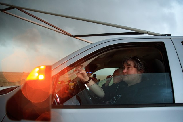 A pesquisadora Rachel Humphrey aguarda no carro enquanto observa uma tempestade supercelular na região de Lamb County, Texas
