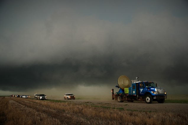 Veículo equipado com instrumentos de meteorologia chega no local de uma t<span>empestade supercelular,</span> durante uma missão de pesquisa de tornados em Olustee, Oklahoma