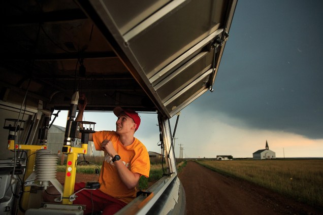 <span>O pesquisador </span><span>Hunter Anderson</span><span>, do Centro de Pesquisa de Climas Intensos, prepara os instrumentos de medição de tornado, enquanto uma forte tempestade se aproxima, em Paducah, Texas</span>