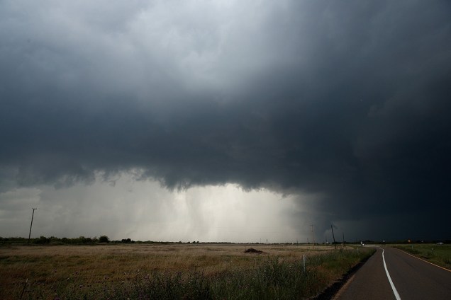 <span>Uma tempestade supercelular se aproxima da região de Paducah, Texas. </span><span>Uma supercélula é caracterizada </span><span>por movimentos giratórios do ar,</span><span> que gera tempestades  intensas e tornados</span>