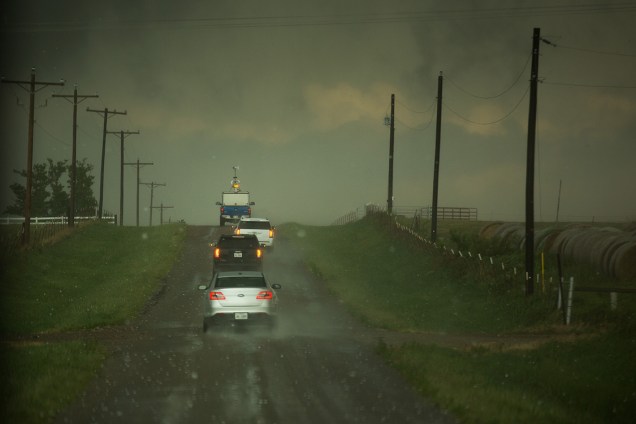 Comboio de perseguidores de tempestade<span>, do Centro de Pesquisa de Climas Intensos,</span> corre em direção a uma tempestade supercelular em Olustee, Oklahoma