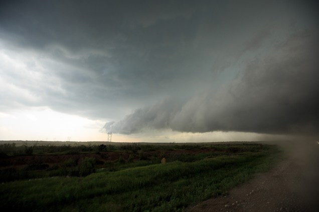 <span>Uma tempestade supercelular se forma na região de Olustee, Oklahoma. </span><span>Uma supercélula é caracterizada </span><span>por movimentos giratórios do ar,</span><span> que gera tempestades  intensas e tornados</span>