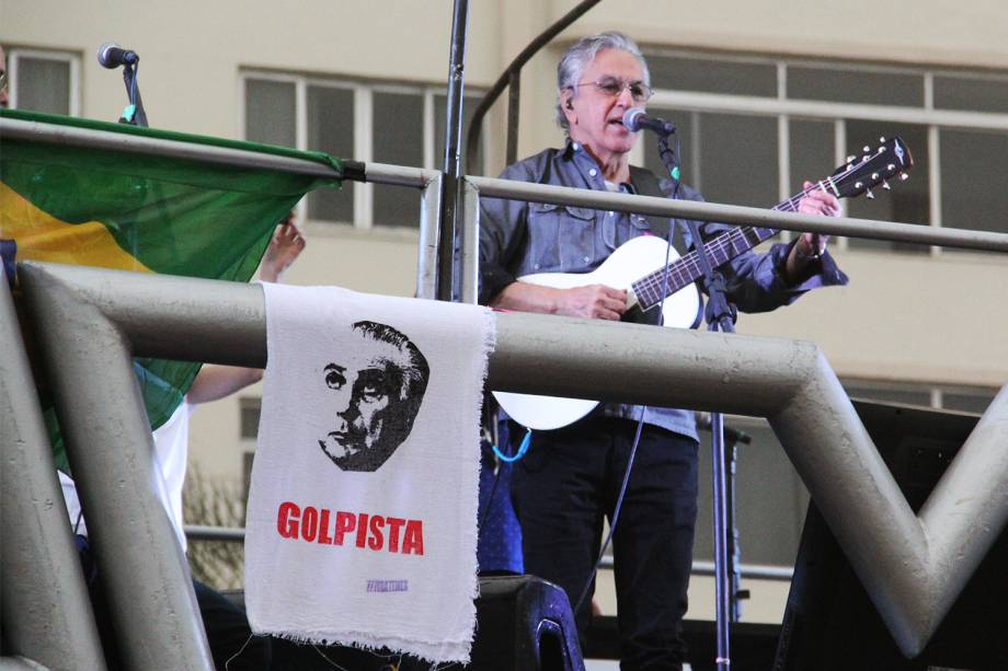 Caetano Veloso durante seu show em ato pelas Diretas Já, na praia de Copacabana, zona sul do Rio de Janeiro - 28/05/2017