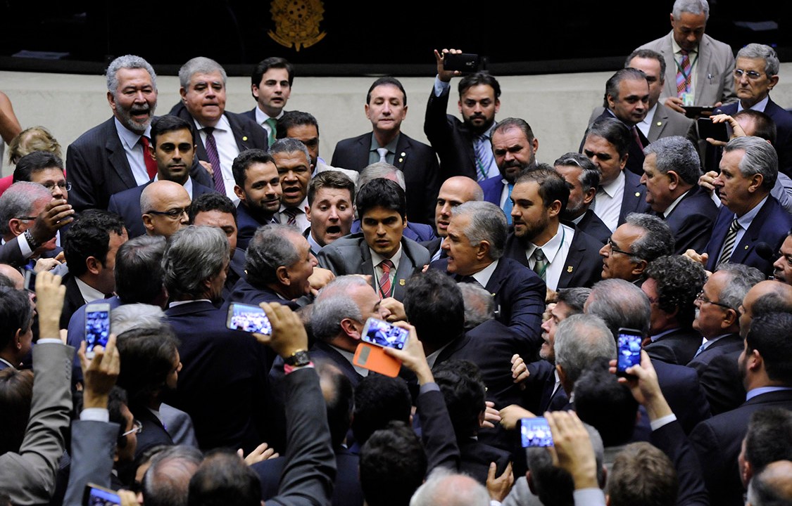 Deputados se exaltam e discutem durante sessão na Câmara, em Brasília