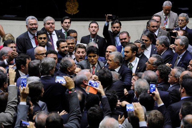 Deputados se exaltam e discutem durante sessão na Câmara, em Brasília - 24/05/2017