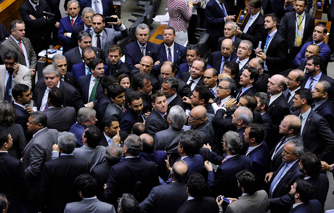 Deputados se exaltam e discutem durante sessão na Câmara, em Brasília