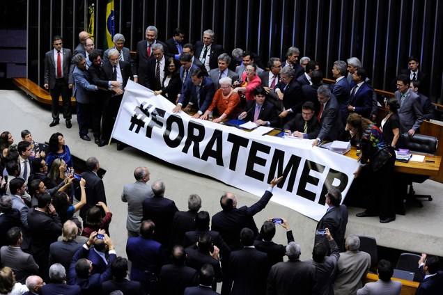 Deputados se manifestam contra Michel Temer, durante sessão na Câmara em Brasília - 24/05/2017