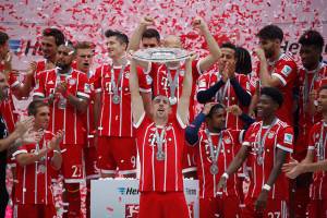 Frank Ribery levanta o troféu após Bayern de Munique vencer partida contra o SC Freiburg, garantindo o Campeonato Alemão