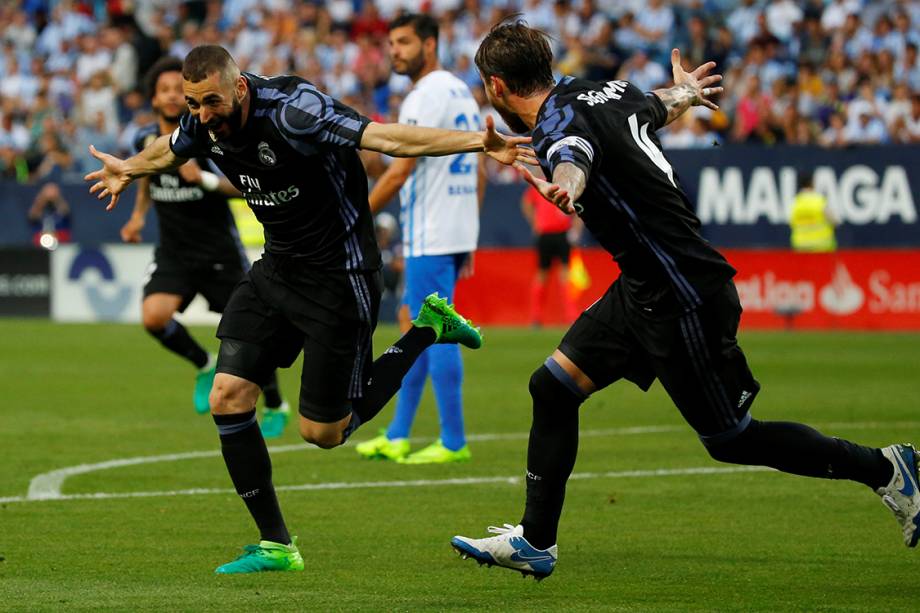 Karim Benzema e Sergio Ramos comemoram título no Campeonato Espanhol após jogo contra o Malaga