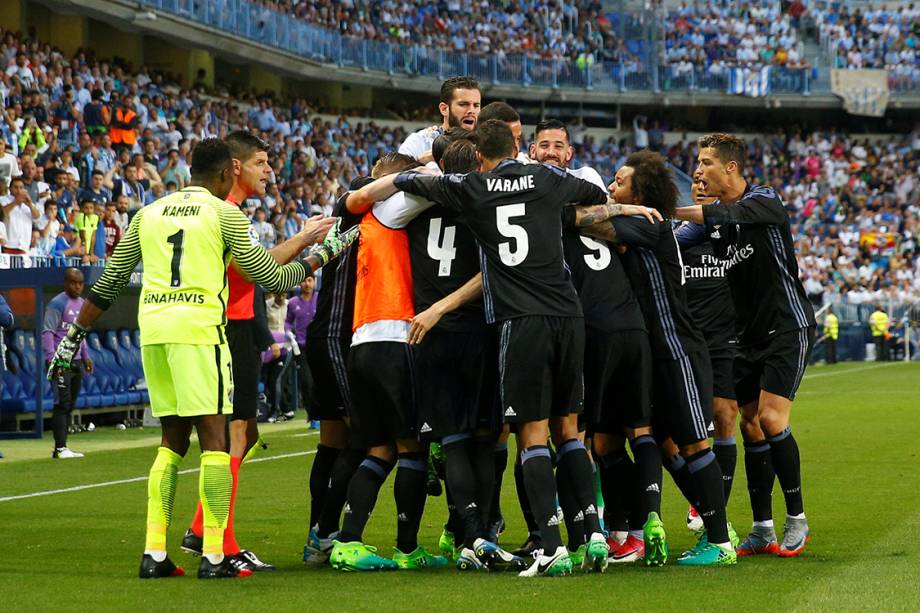 Time do Real Madrid comemora título no Campeonato Espanhol após jogo contra o Malaga