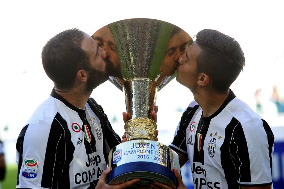 Juventus comemora vitória contra Crotone, garantindo primeiro lugar no Campeonato Italiano