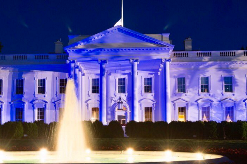 Donald Trump pede iluminação azul para a Casa Branca, em Washington, em homenagem aos policiais