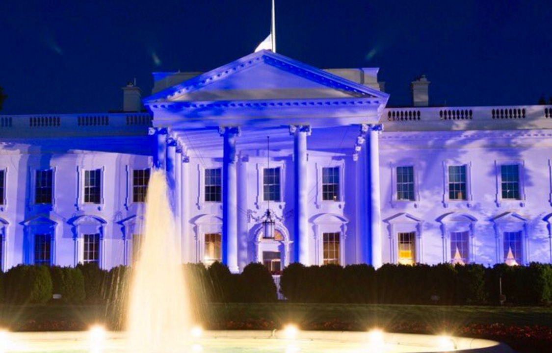 Donald Trump pede iluminação azul para a Casa Branca, em Washington, em homenagem aos policiais