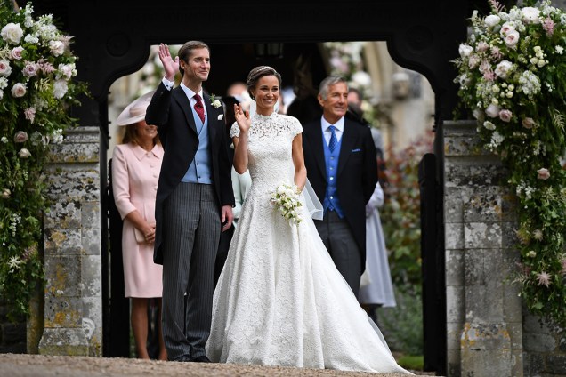 Pippa Middleton e James Matthews deixam a igreja de Saint Marks, onde se casaram