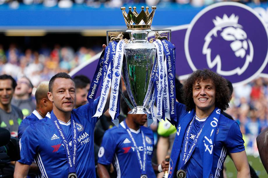 David Luiz e John Terri, do Chelsea, levantam a taça da Premier League após vencerem partida contra o Sunderland - 21/05/2017