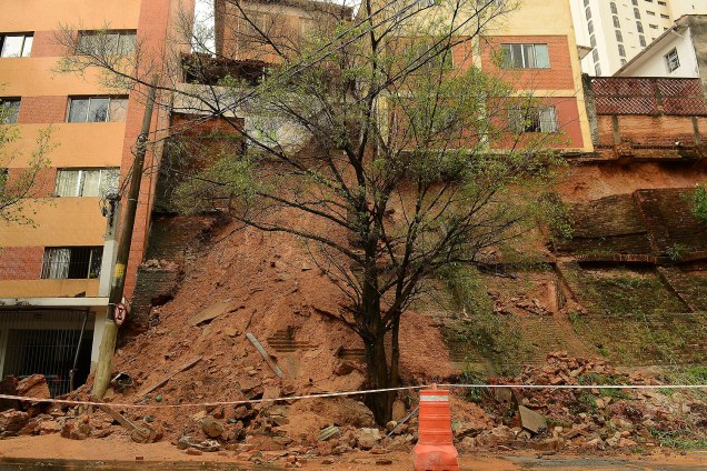 Um grande muro desmoronou próximo a rua Almirante Marques Leão, no centro da capital paulista, durante chuva que atingiu a região por toda a madrugada desta segunda-feira (22)