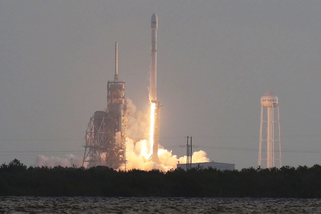 Foguete da SpaceX Falcon 9 durante lançamento no Cabo Canaveral, Flórida