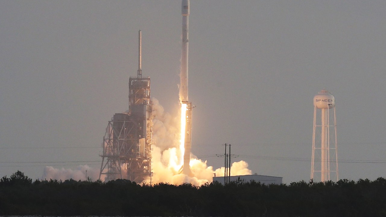 Foguete da SpaceX Falcon 9 durante lançamento no Cabo Canaveral, Flórida