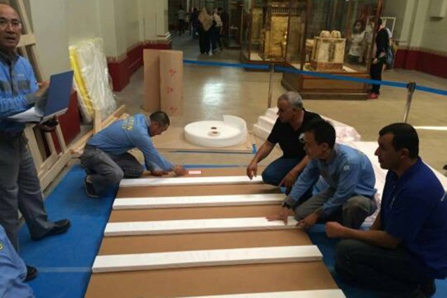 Equipe do Grande Museu Egípcio em Tahrir realiza o transporte de uma cama funerária usada pelo faraó Tutancâmon