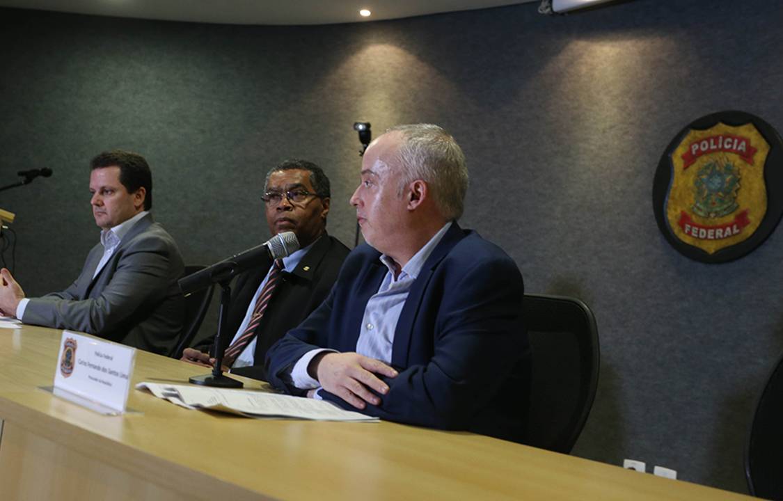 Delegado Igor Romário de Paula, o superintendente da PF no Paraná em exercício, José Washington Luiz Santos, e o procurador do MPF, Carlos Fernando dos Santos Lima, na coletiva sobre a 41ª fase da Operação Lava Jato, em Curitiba