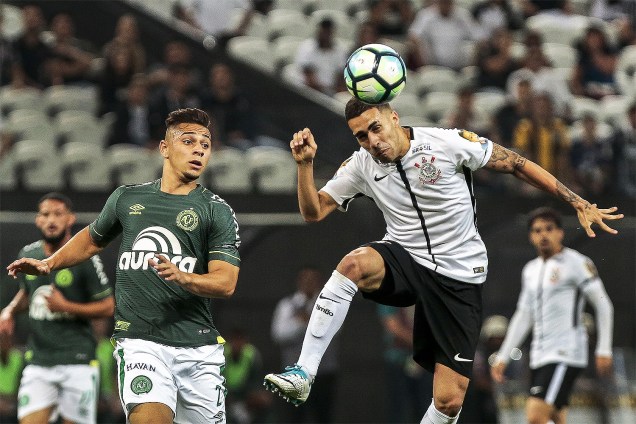 Gabriel (cabeceando) e João Pedro na partida entre Corinthians e Chapecoense, na Arena Corinthians, na primeira rodada do Brasileiro
