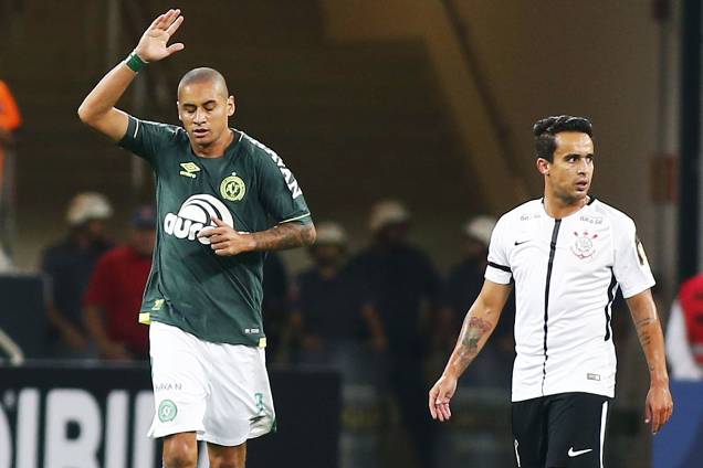 O jogador Wellington Paulista da Chapecoense comemora gol durante partida contra o Corinthians, em partida válida pelo Campeonato Brasileiro 2017, no estádio do Arena Corinthians em São Paulo, SP - 13/05/2017 O jogador Wellington Paulista da Chapecoense comemora gol durante partida contra o Corinthians, em partida válida pelo Campeonato Brasileiro 2017, no estádio do Arena Corinthians em São Paulo, SP - 13/05/2017