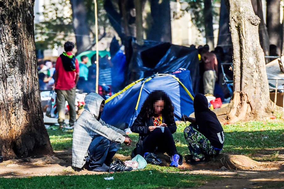 Usuários de crack na praça Princesa Isabel, no centro de São Paulo, que foi tomada por frequentadores da cracolândia