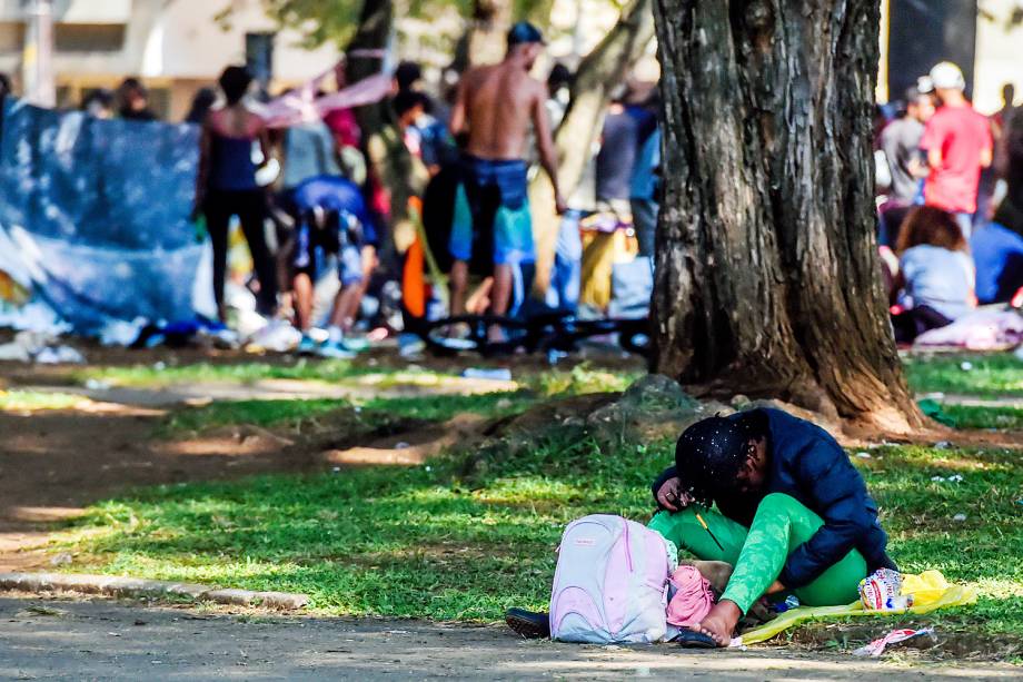 Usuários de crack na praça Princesa Isabel, no centro de São Paulo, que foi tomada por frequentadores da cracolândia