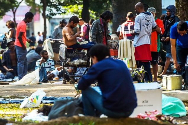 Usuários de crack na praça Princesa Isabel, no centro de São Paulo, que foi tomada por frequentadores da cracolândia