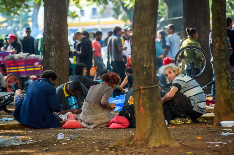 Usuários de crack na praça Princesa Isabel, no centro de São Paulo, que foi tomada por frequentadores da cracolândia