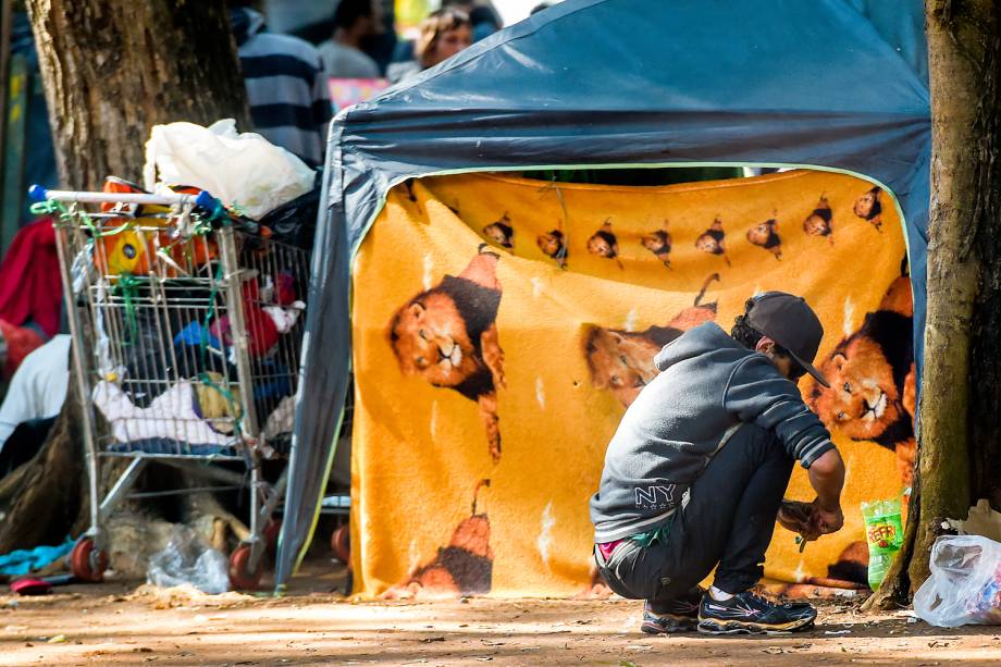 Usuários de crack na praça Princesa Isabel, no centro de São Paulo, que foi tomada por frequentadores da cracolândia