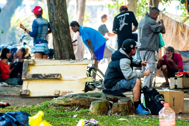 Usuários de crack na praça Princesa Isabel, no centro de São Paulo, que foi tomada por frequentadores da cracolândia