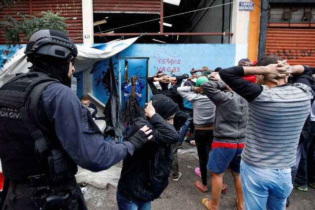 Policiais civis realizam a segurança durante a limpeza das ruas da Cracolândia após a operação que prendeu 36 traficantes que abasteciam e atuavam na área, no centro da capital