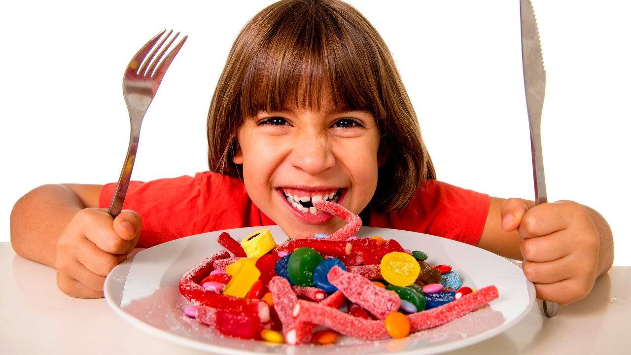 Criança comendo doces