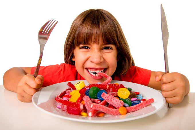 Criança comendo doces – Má alimentação