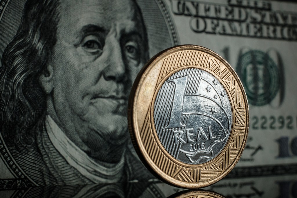 Dólar dos Estados Unidos ao lado de moeda de real