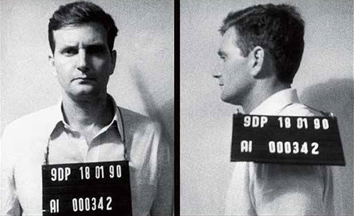 Família de delegado que prendeu Crivella entra na Justiça