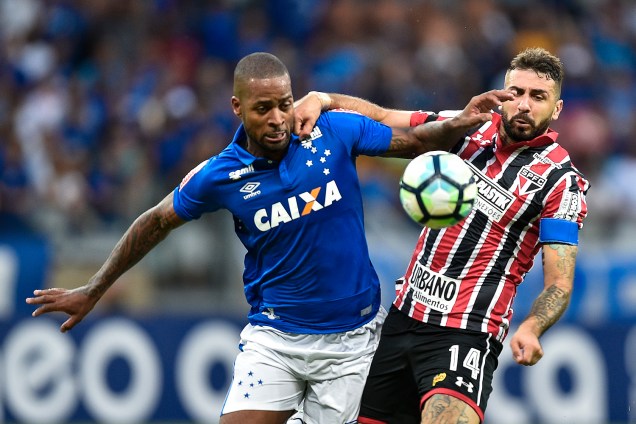 Dede e Lucas Pratto durante partida entre Cruzeiro e São Paulo, no estádio do Mineirão em Belo Horizonte, válida pela 1ª rodada do Campeonato Brasileiro 2017 - 14/05/2017