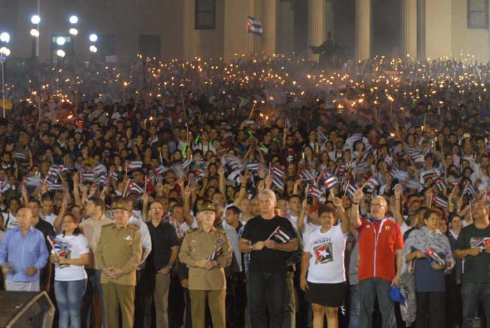 Manifestação das tochas em cuba, com o ditador Raúl Castro, em 2017