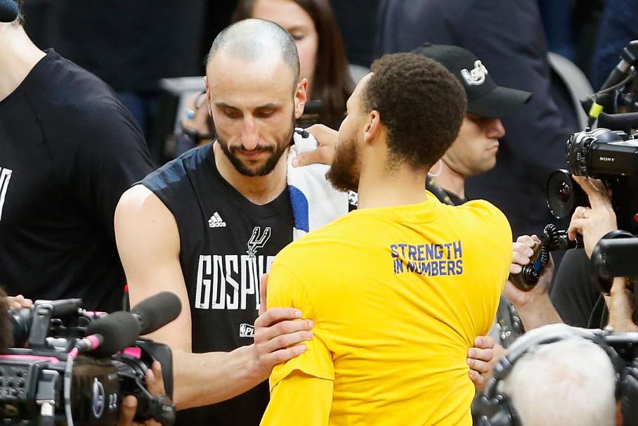 Stephen Curry cumprimenta Manu Ginobili, que pode ter feito sua última partida na NBA