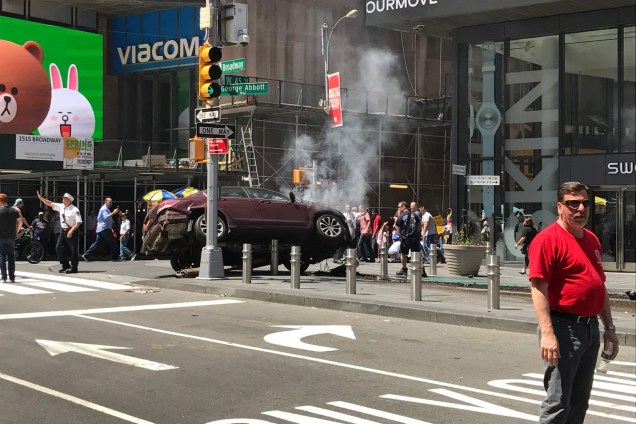 Carro avança contra pedestres na TImes Square em Nova York