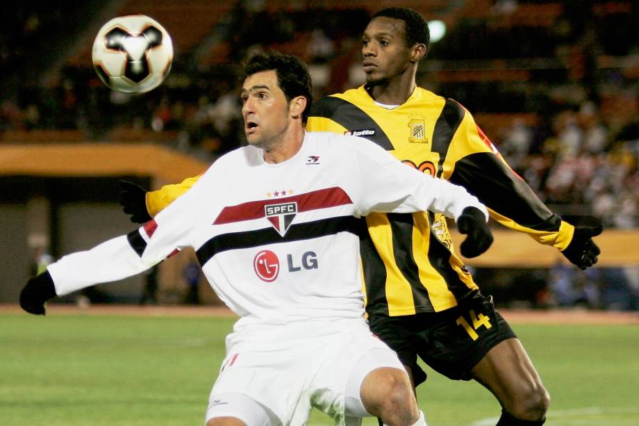 Danilo do São Paulo durante partida contra o Al Ittihad no Mundial de Clubes da Fifa em 2005