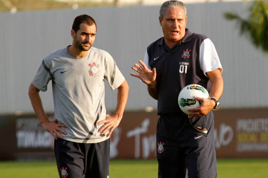 Tite e Danilo durante treino do Corinthians em 2012