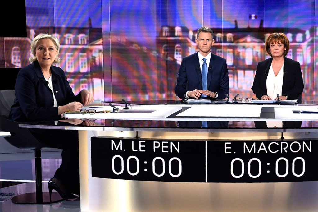 Candidatos à presidência da França, Marine Le Pen e Emmanuel Macron, se enfrentam em debate presidencial antes do segundo turno das eleições, em Paris