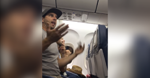 Família é retirada de voo da Delta Airlines após overbooking