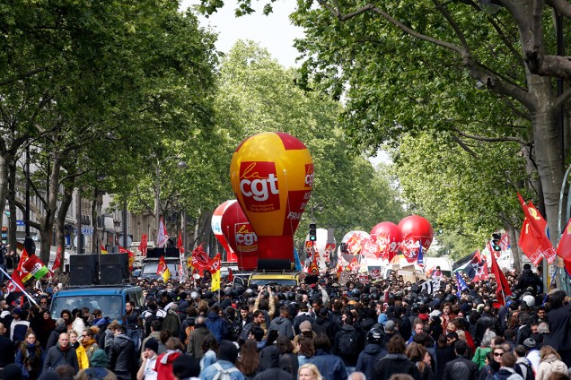 Manifestantes marcham em Paris durante protesto no Dia do Trabalho