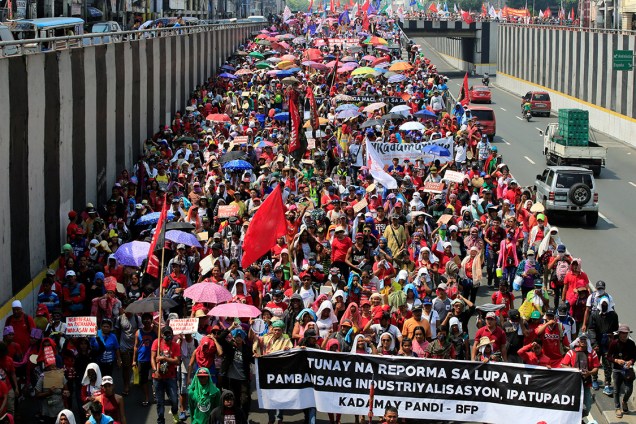Manifestantes participam de protesto do Dia do Trabalho em Manilla, Filipinas