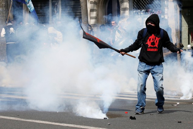 Manifestante durante protesto do Dia do Trabalho em Paris, França