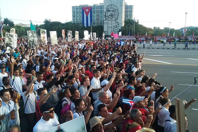 Trabalhadores marcham em defesa do socialismo durante manifestação do Dia do Trabalho em Havana, Cuba