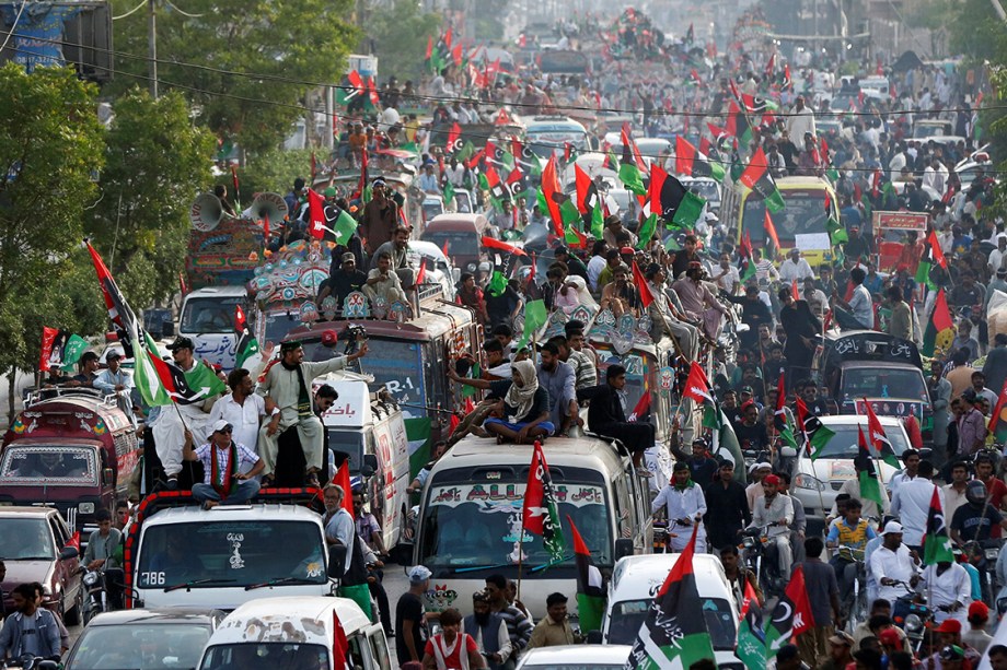 Manifestantes fazem carreata e marcham pelas ruas de Karachi durante protesto do Dia do Trabalho, no Paquistão